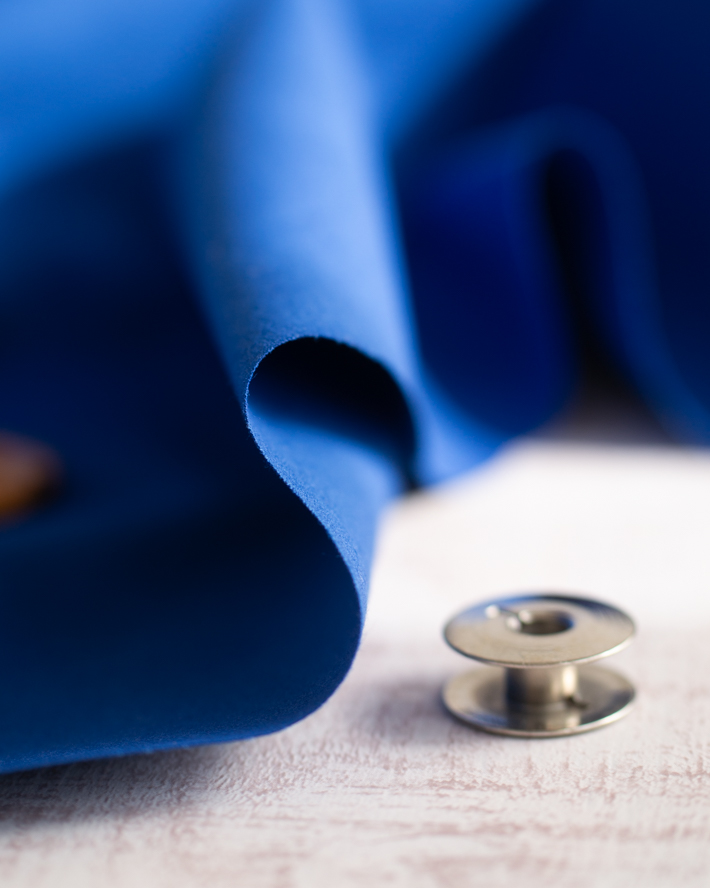 【布帛】 パキッと主役の青いブルー・コットン薄手ツイル　オーダーカット