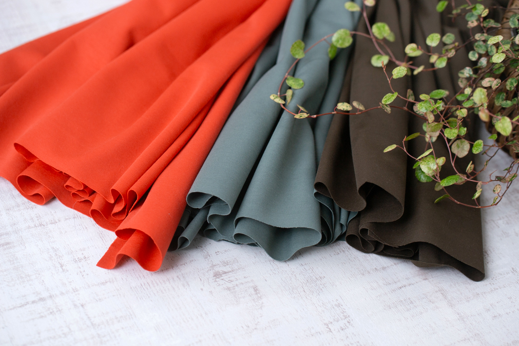 【ニット】羽織りやワイドパンツに♪するりと落ち感ある薄手のポンチニット（3色）