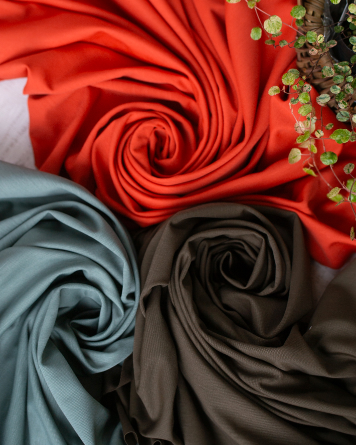 【ニット】羽織りやワイドパンツに♪するりと落ち感ある薄手のポンチニット（3色）