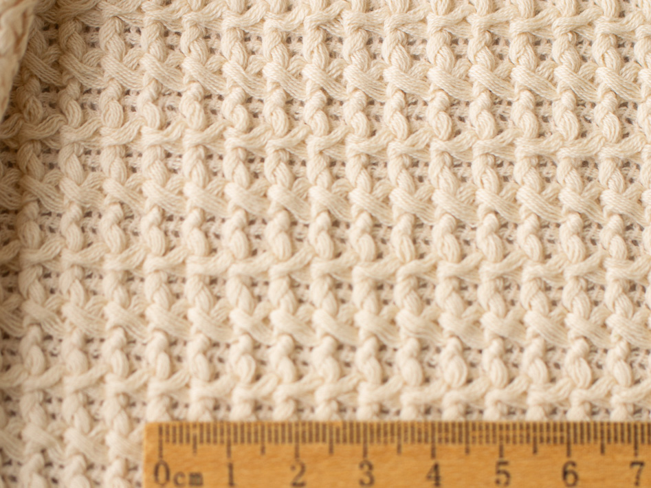 【ニット】ナチュラルな凹凸感が楽しめるハニカムワッフルニット（クッキーベージュ）
