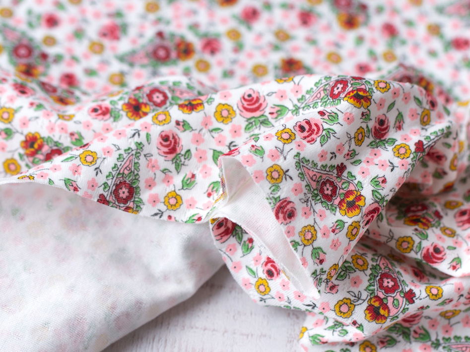 【ニット】レトロなペイズリーと花のプリントの猫足接結ニット