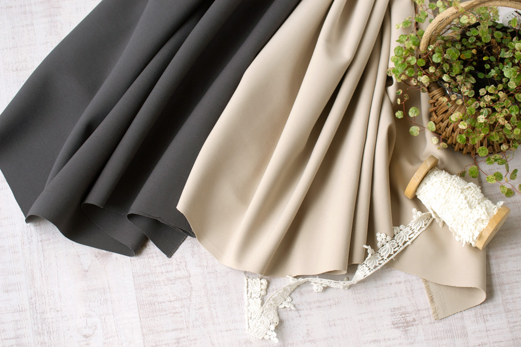 【布帛】ボトムス向き♪もっちり良く伸びストレッチダブルサテン（ベージュ/チャコールグレー）