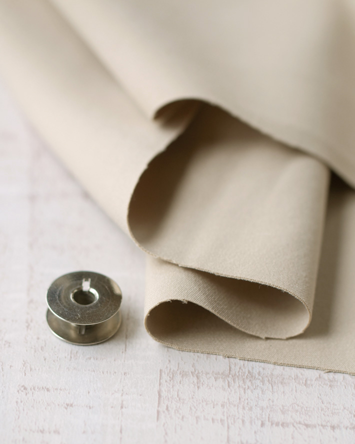 【布帛】ボトムス向き♪もっちり良く伸びストレッチダブルサテン（ベージュ/チャコールグレー）