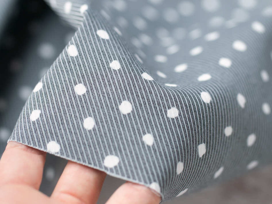 【布帛】しなやかで軽いツイル（抜染ドットグレー）オーダーカット