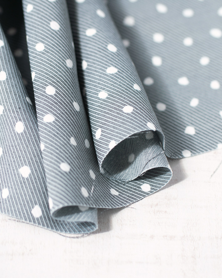 【布帛】しなやかで軽いツイル（抜染ドットグレー）オーダーカット