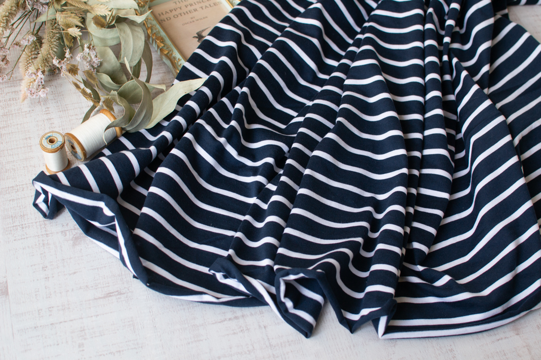 【ニット】Tシャツやワンピースにさらっと薄手のボーダー天竺ニット（ネイビー&times;オフホワイト）