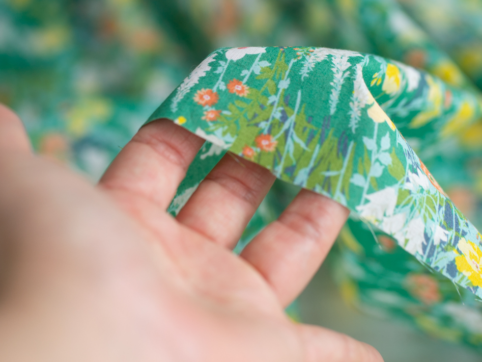 【布帛】ブラウスなどにおすすめ♪コットンローン（アートフラワー柄3色）