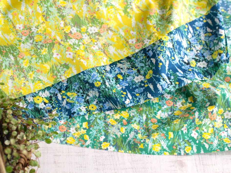 【布帛】ブラウスなどにおすすめ♪コットンローン（アートフラワー柄3色）