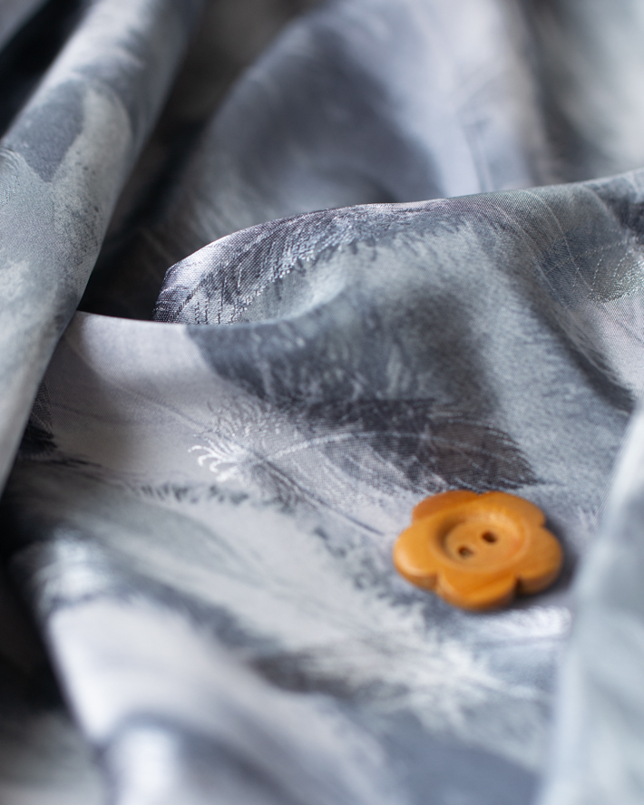 【布帛】するりとしたポリステルジャガード（フェザー柄グレー）