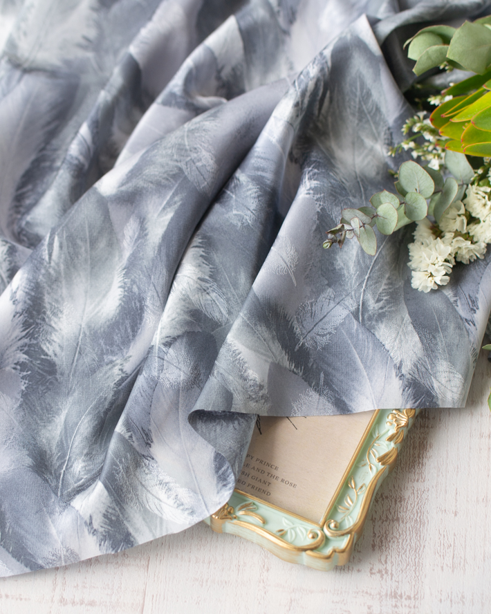 【布帛】するりとしたポリステルジャガード（フェザー柄グレー）