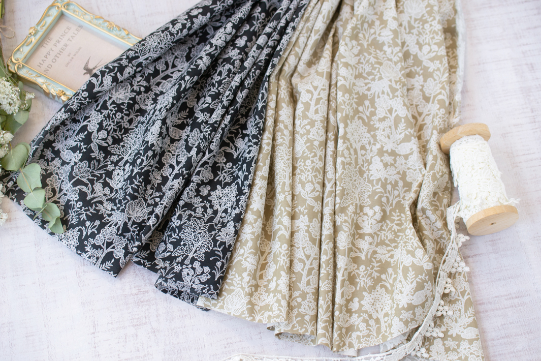 【布帛】コットンローン・レース調森の仲間プリント（ブラック/ベージュ）