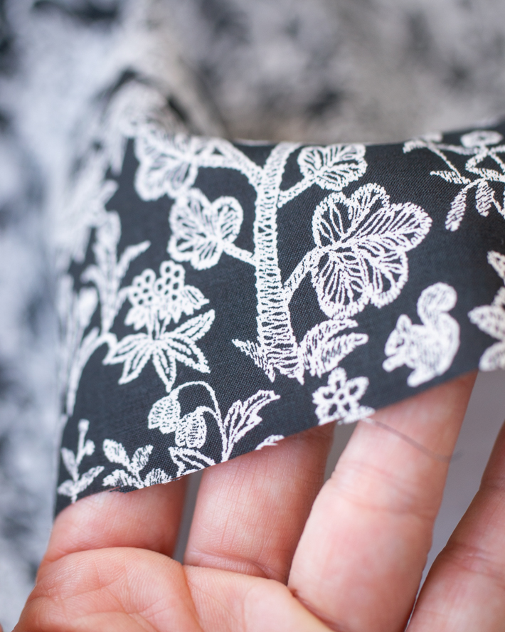 【布帛】コットンローン・レース調森の仲間プリント（ブラック/ベージュ）