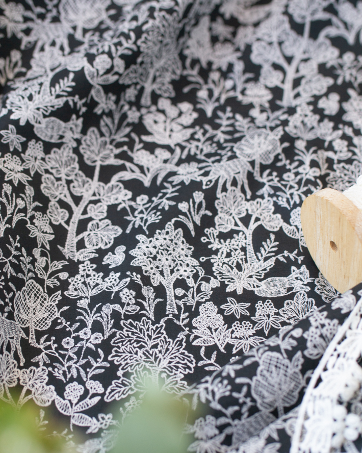 【布帛】コットンローン・レース調森の仲間プリント ブラック