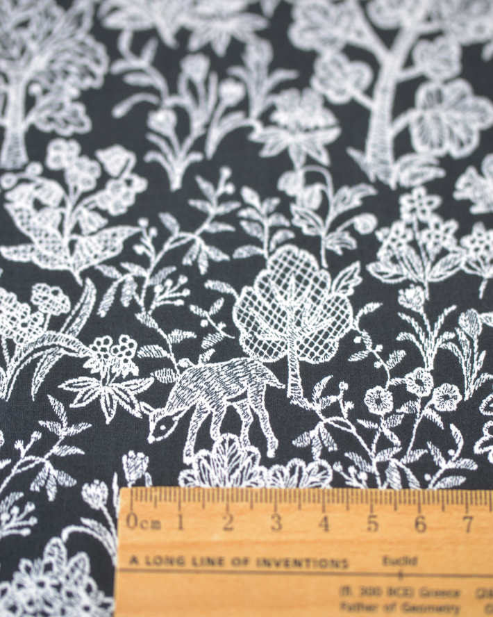 【布帛】コットンローン・レース調森の仲間プリント ベージュ