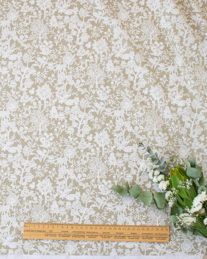 【布帛】コットンローン・レース調森の仲間プリント ブラック