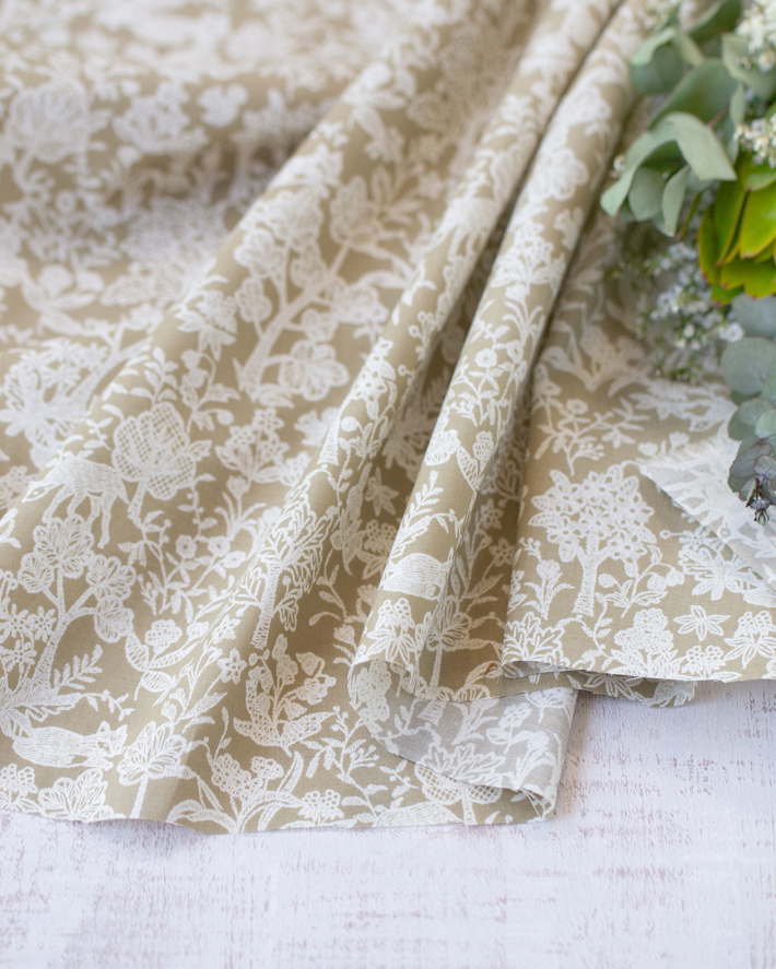 【布帛】コットンローン・レース調森の仲間プリント ブラック