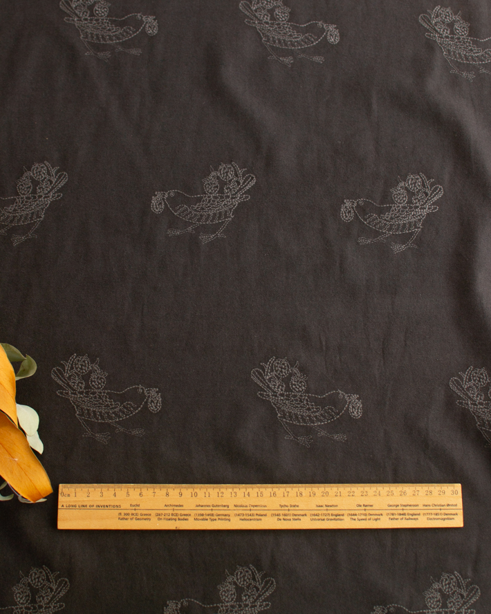 ブラウンの鳥の刺繍入り起毛ビエラ