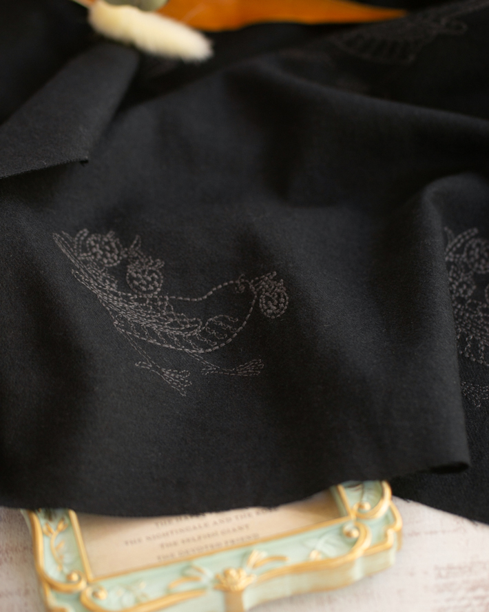 ブラックの鳥の刺繍と定規による大きさの目安