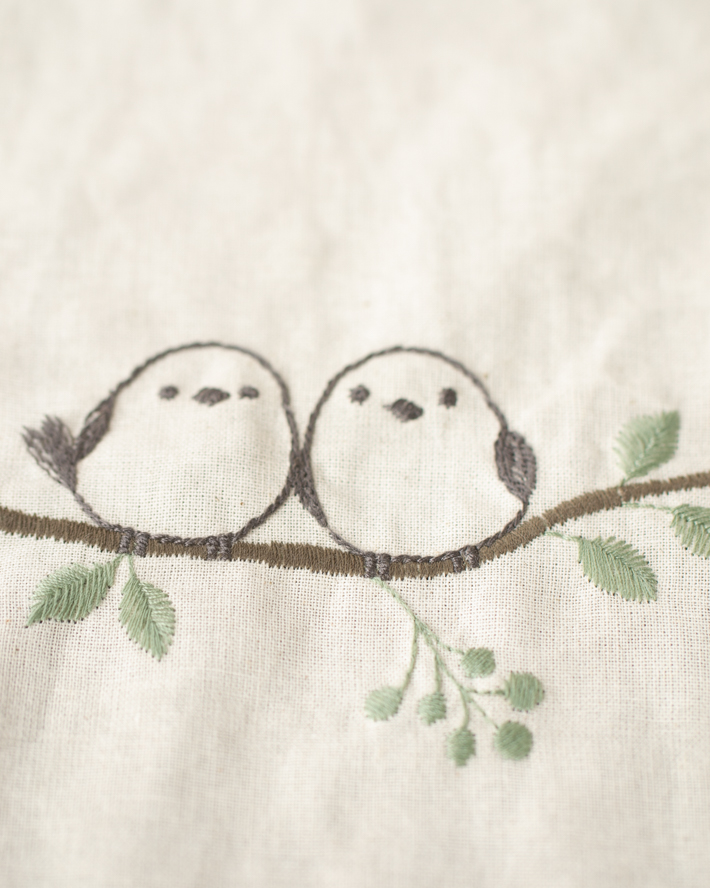 二羽のシマエナガの刺繍アップ